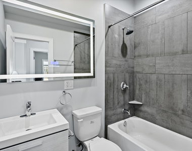 1067 W Glenlake Avenue - Photo Thumbnail 8