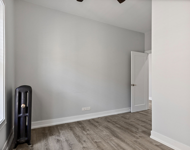 1067 W Glenlake Avenue - Photo Thumbnail 7