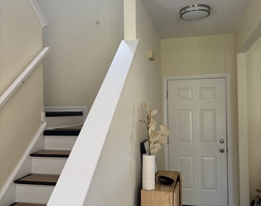 958 Shoreline Drive - Photo Thumbnail 4