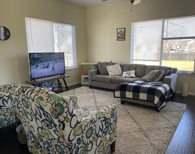 958 Shoreline Drive - Photo Thumbnail 8