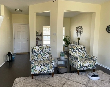 958 Shoreline Drive - Photo Thumbnail 5