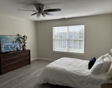 958 Shoreline Drive - Photo Thumbnail 12