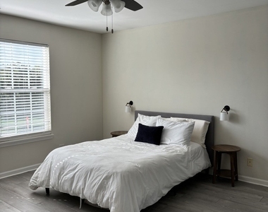958 Shoreline Drive - Photo Thumbnail 14