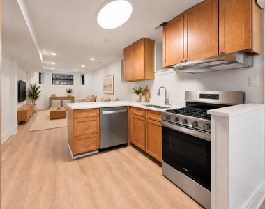 708 W Buckingham Place - Photo Thumbnail 7