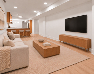 708 W Buckingham Place - Photo Thumbnail 4