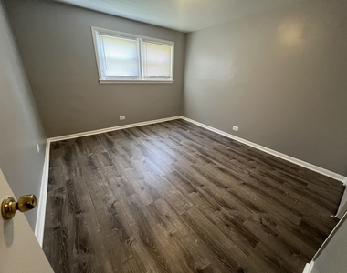 7832 S Cregier Avenue - Photo Thumbnail 4