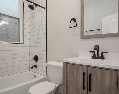 3505 N Sheffield Avenue - Photo Thumbnail 3