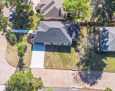 11843 Briarwood Lane - Photo Thumbnail 16