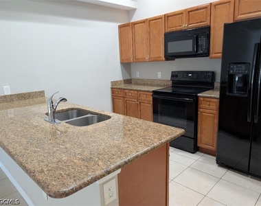 3702 Se 9th Place - Photo Thumbnail 3