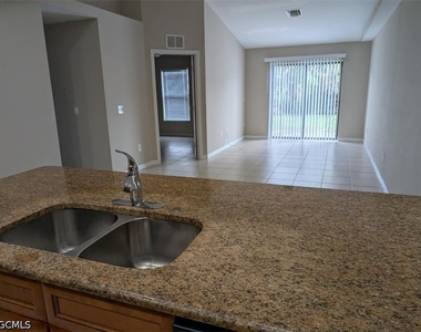 3702 Se 9th Place - Photo Thumbnail 2