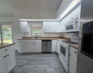 924 Nw 12th Place - Photo Thumbnail 1