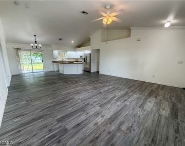 924 Nw 12th Place - Photo Thumbnail 10