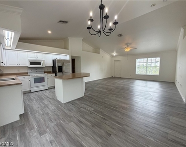 924 Nw 12th Place - Photo Thumbnail 8