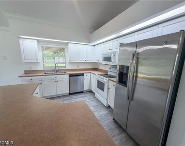 924 Nw 12th Place - Photo Thumbnail 4
