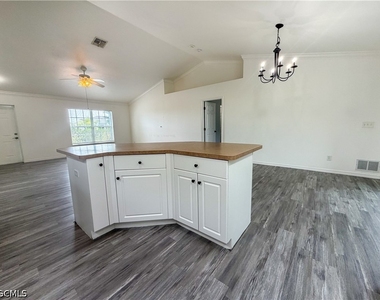 924 Nw 12th Place - Photo Thumbnail 5