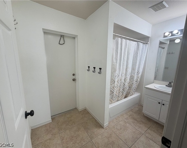 924 Nw 12th Place - Photo Thumbnail 24