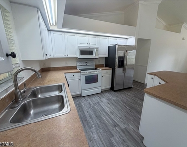 924 Nw 12th Place - Photo Thumbnail 2