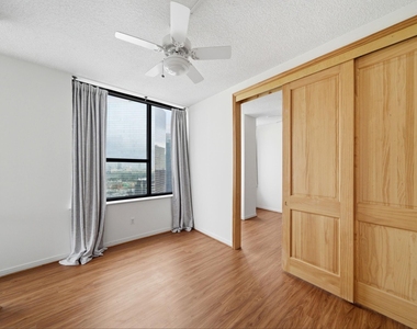 15 Greenway Plaza - Photo Thumbnail 32