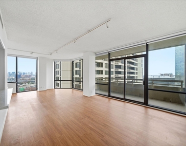 15 Greenway Plaza - Photo Thumbnail 3
