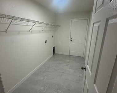720 Lamar Street E - Photo Thumbnail 22