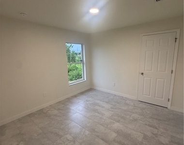720 Lamar Street E - Photo Thumbnail 20