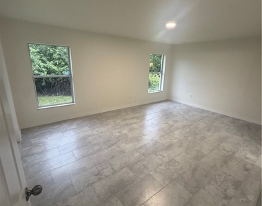 720 Lamar Street E - Photo Thumbnail 15