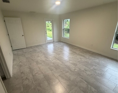720 Lamar Street E - Photo Thumbnail 16
