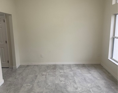 720 Lamar Street E - Photo Thumbnail 9