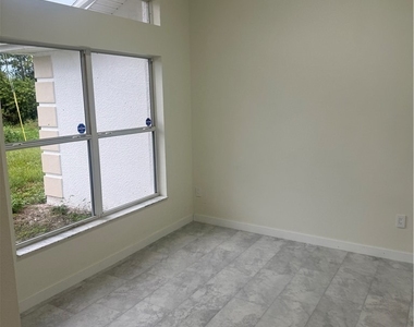 720 Lamar Street E - Photo Thumbnail 8