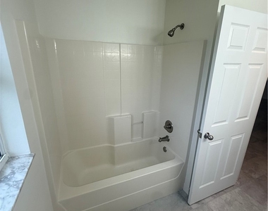 720 Lamar Street E - Photo Thumbnail 11