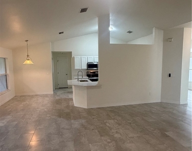 720 Lamar Street E - Photo Thumbnail 4