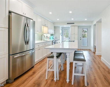 250 7th Avenue S - Photo Thumbnail 6
