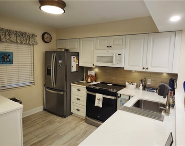 1025 Foxfire Lane - Photo Thumbnail 7