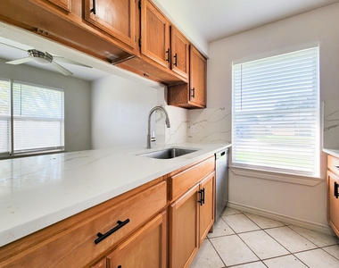 10102 Park Lane - Photo Thumbnail 7