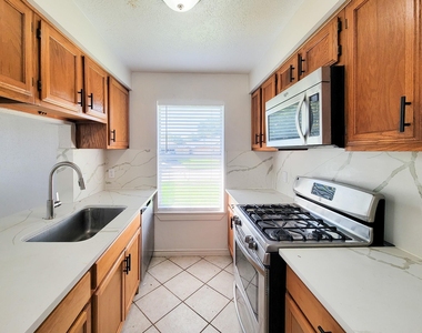 10102 Park Lane - Photo Thumbnail 4