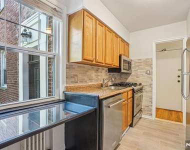 349 Bloomfield - Photo Thumbnail 3