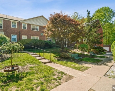 349 Bloomfield - Photo Thumbnail 11