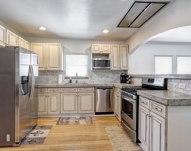 1811 Marshall Street - Photo Thumbnail 7