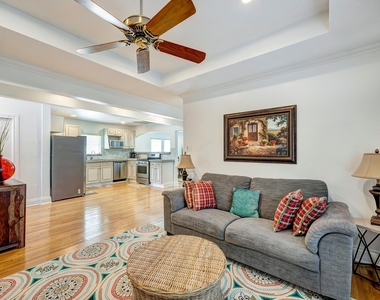 1811 Marshall Street - Photo Thumbnail 3