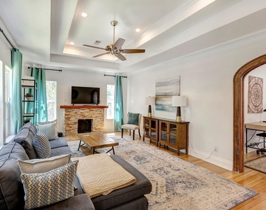 1811 Marshall Street - Photo Thumbnail 2