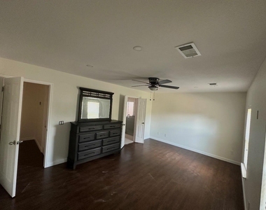 1425 Freeman Avenue - Photo Thumbnail 4