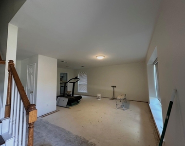 1425 Freeman Avenue - Photo Thumbnail 2