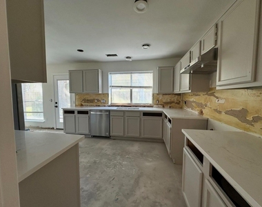 1425 Freeman Avenue - Photo Thumbnail 3