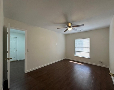 1425 Freeman Avenue - Photo Thumbnail 6