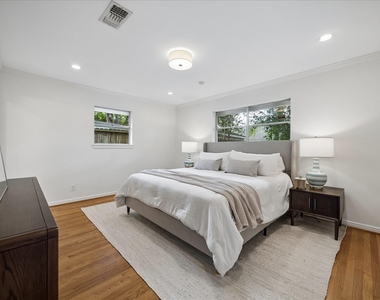 7623 Meadowvale Drive - Photo Thumbnail 5
