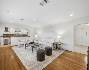7623 Meadowvale Drive - Photo Thumbnail 11