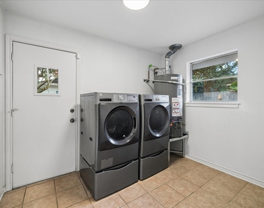 7623 Meadowvale Drive - Photo Thumbnail 21