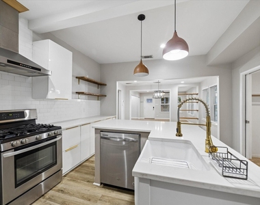 4801 Avenue H - Photo Thumbnail 7
