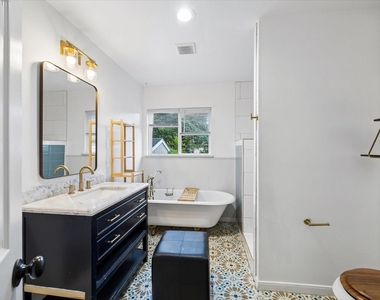 4801 Avenue H - Photo Thumbnail 9