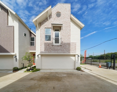 881 Rachel Street - Photo Thumbnail 2